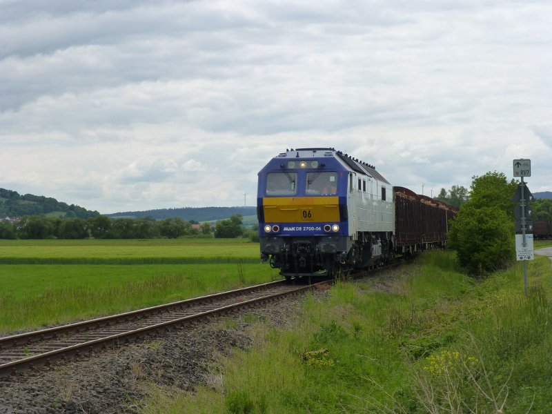 P1060333.JPG - Als we zitten te lunchen komt er een trein met hout langs ons bankje. Een man die zijn hondje uitlaat zegt verbaasd dat hij hier nu anderhalf jaar woont, maar dit nog nooit gezien heeft.