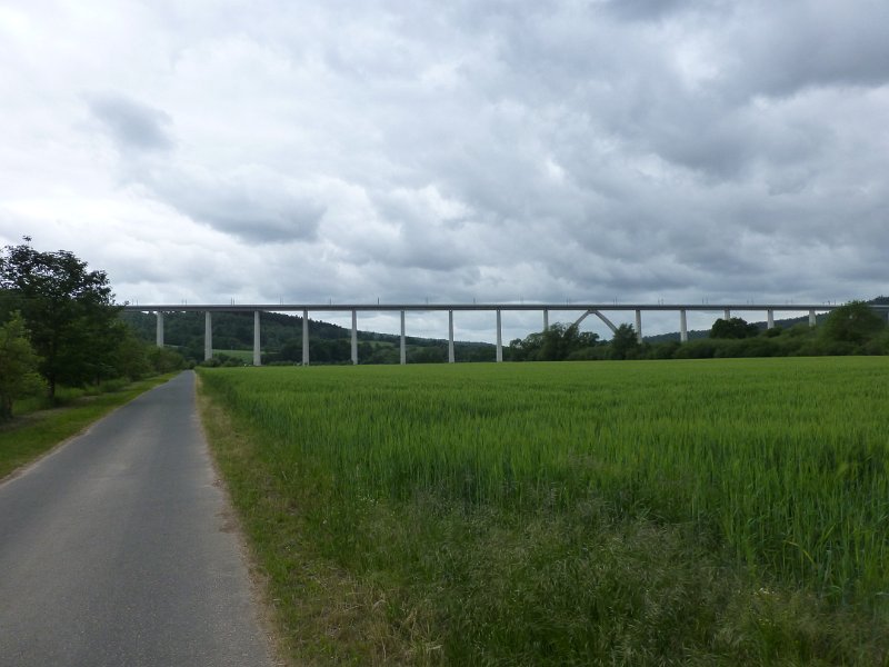 P1060354.JPG - De Deutsche Bahn heeft geen geld voor liften op hun stations omdat ze al hun centjes in dit soort viaducten voor de ICE hebben gestopt. Oók indrukwekkend!
