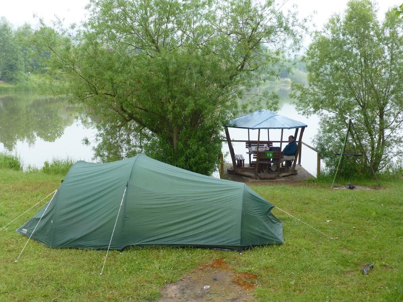P1060405.JPG - De pont naar Fürstenberg blijkt uit de vaart. Vervelend, want we hadden op de camping daar gerekend. Maar even verderop komen we een enorm dagrecreatieterrein tegen, annex sta-caravan camping. En zowaar, trekkers plaatsen. Met overdekte huisjes voor je avondeten. En dat is maar goed ook: het waait hard en het regent!