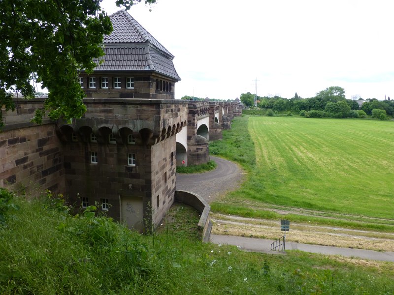 P1060434.JPG - Zondag 31 mei verder, langs Porta Westfalica, waar de Weser uit het bergland de noord-Duitse laagvlakte in stroomt. Even verderop ligt Minden, waar een groot aquaduct het Mittellandkanaal (dat naar Berlijn voert) over de Weser voert. Een enorm stuk werk: de (zomerbedding van de) Weser ligt pas bij de electriciteitsmast.
