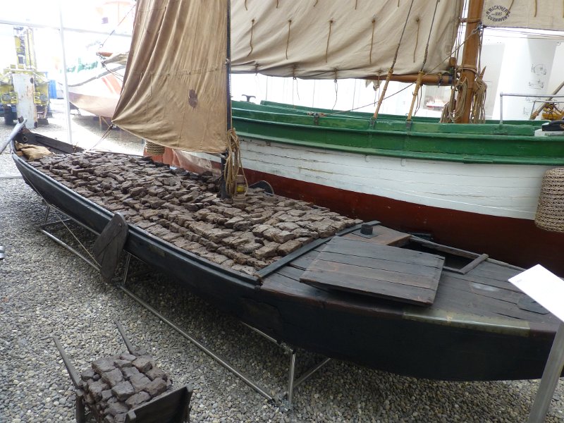 P1060561.JPG - In Bremerhaven staat een enorm scheepvaartmuseum. We nemen een hele ochtend om het te bezichtigen, en dan nog slaan we van alles over. Een turfscheepje.